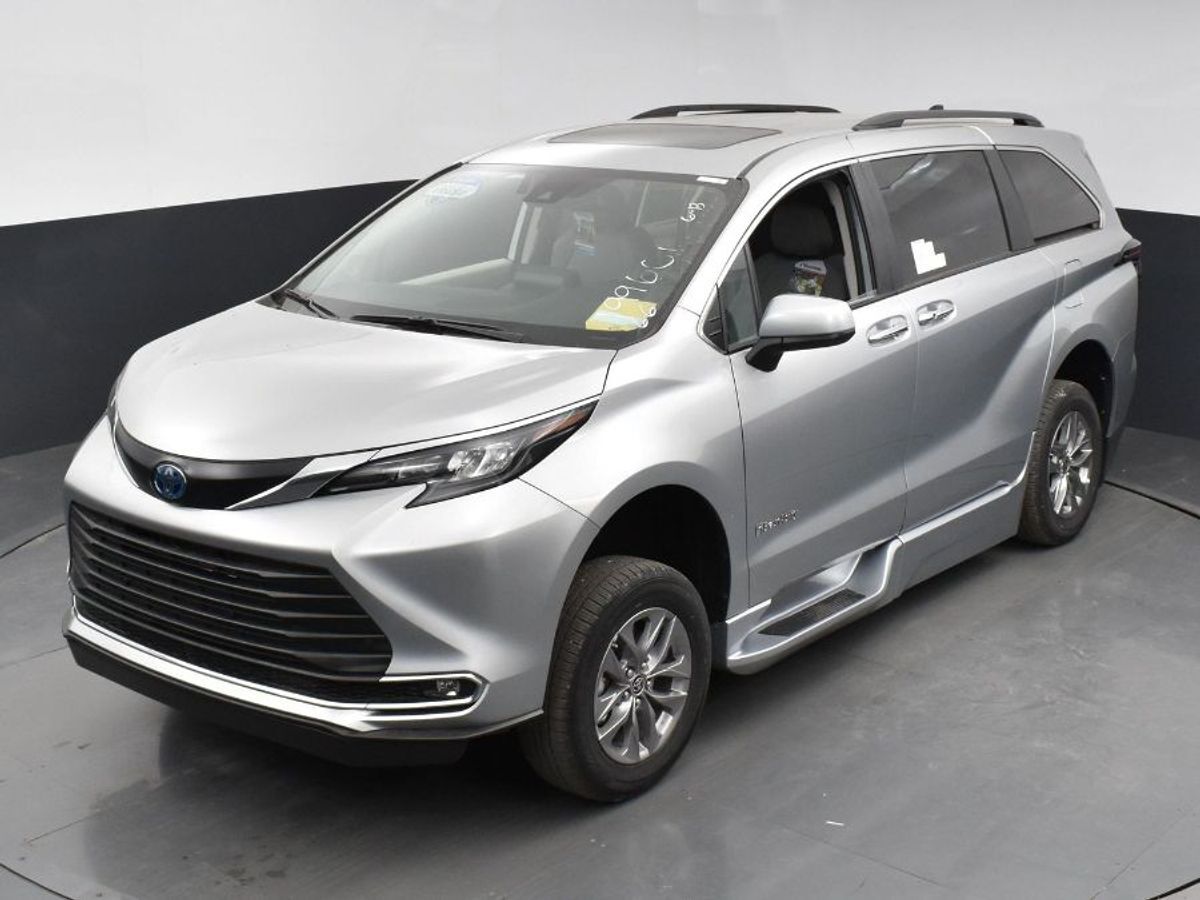 2024 Toyota Sienna XLE - Photo 13