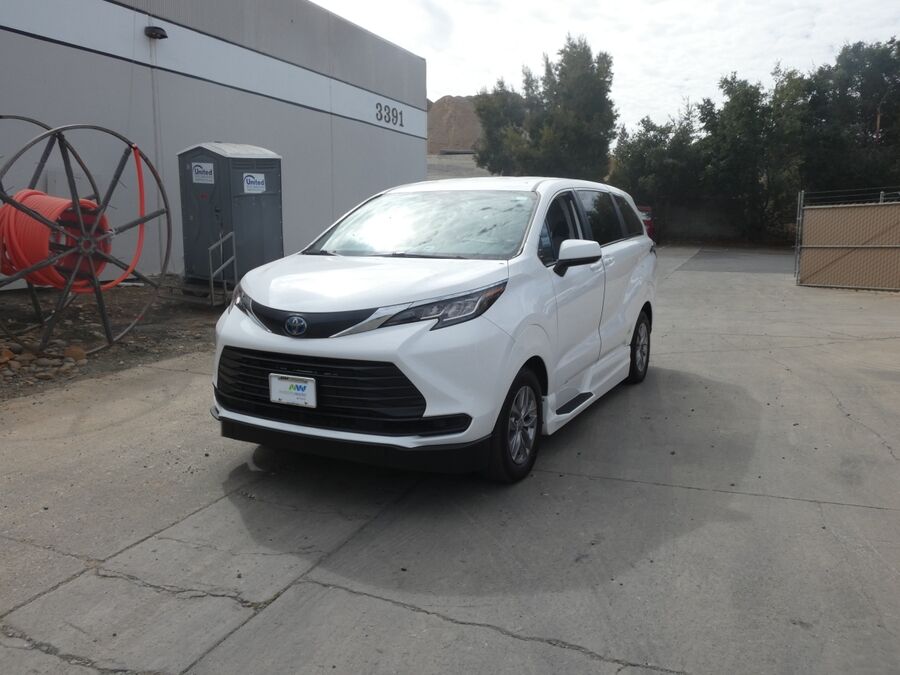 2022 Toyota Sienna LE - Photo 13