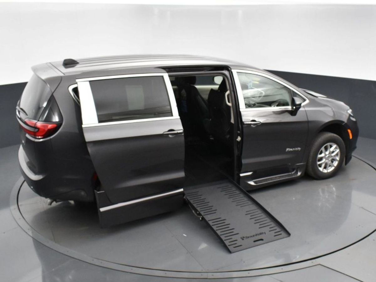 2023 Chrysler Pacifica Touring L - Photo 6