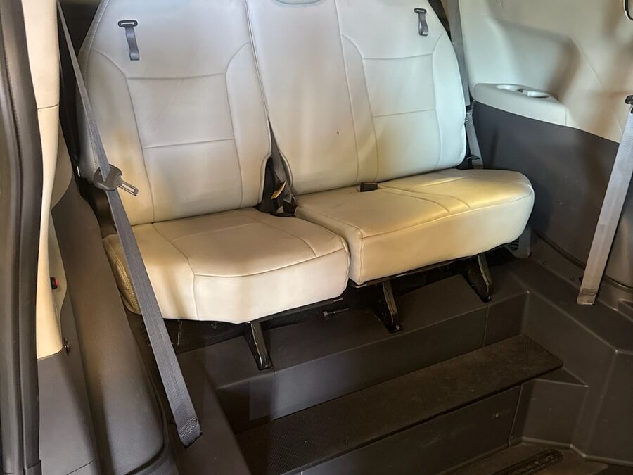 2022 Toyota Sienna LE - Photo 12