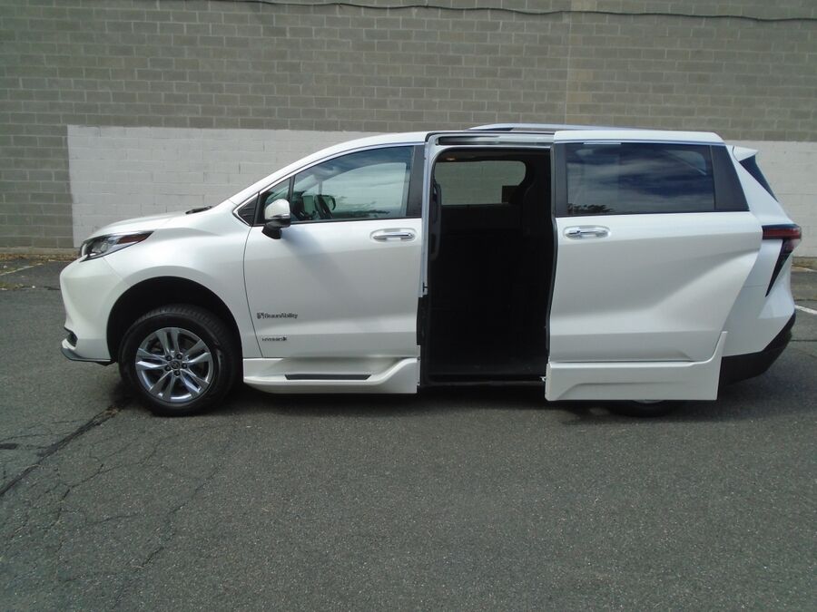 2021 Toyota Sienna Limited - Photo 6