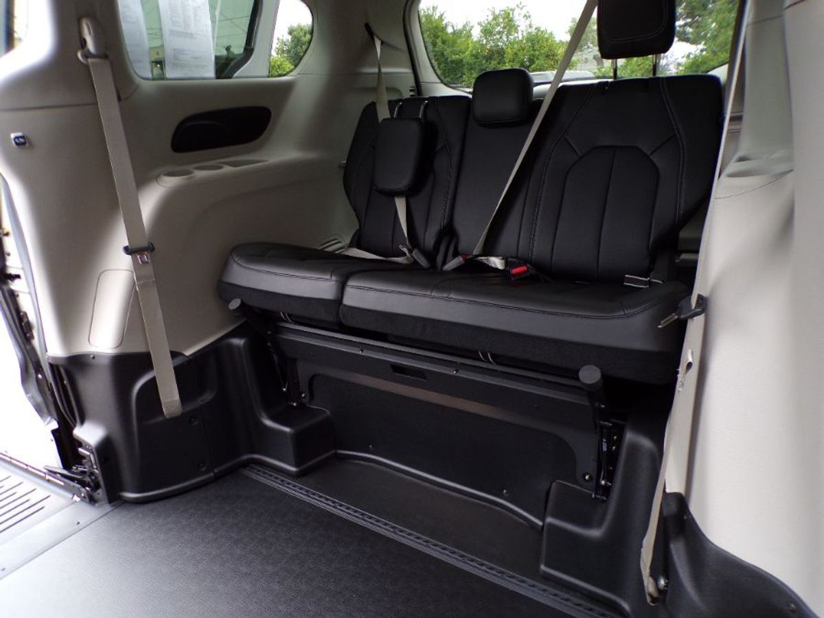 2024 Chrysler Pacifica Touring L - Photo 8