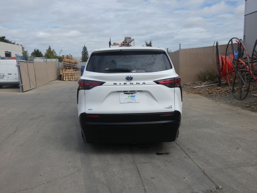 2022 Toyota Sienna LE - Photo 16
