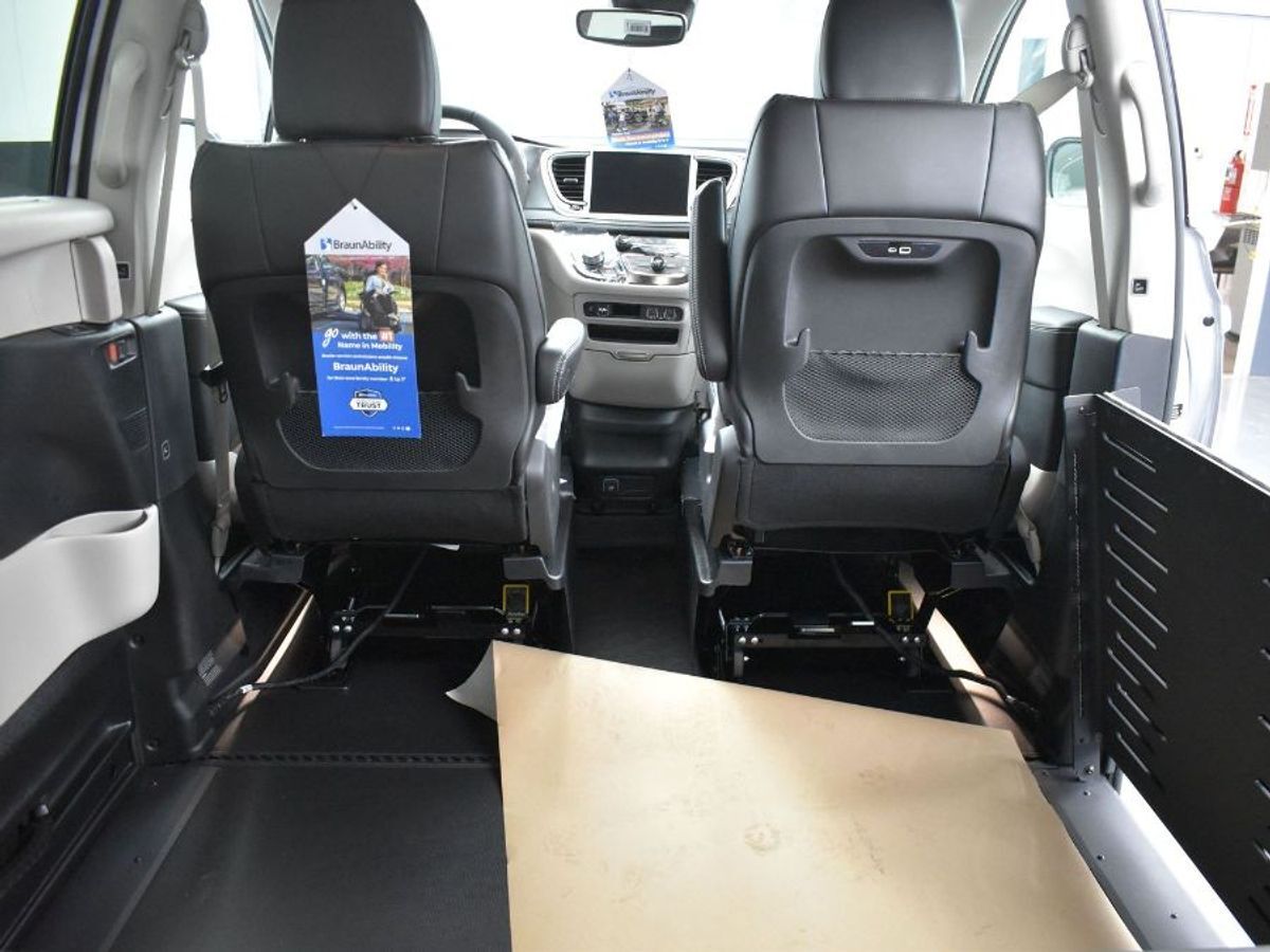 2024 Chrysler Pacifica Touring L - Photo 11