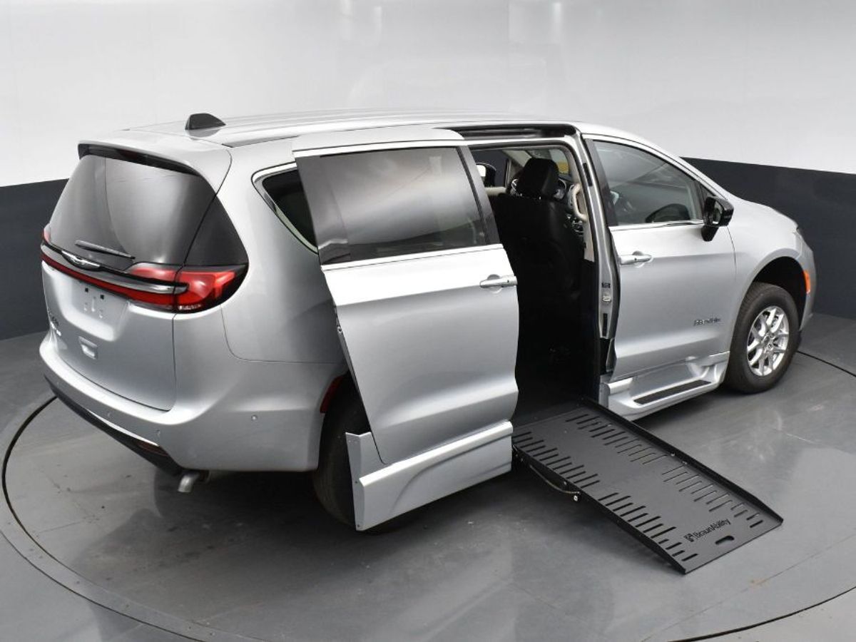 2024 Chrysler Pacifica Touring L - Photo 18