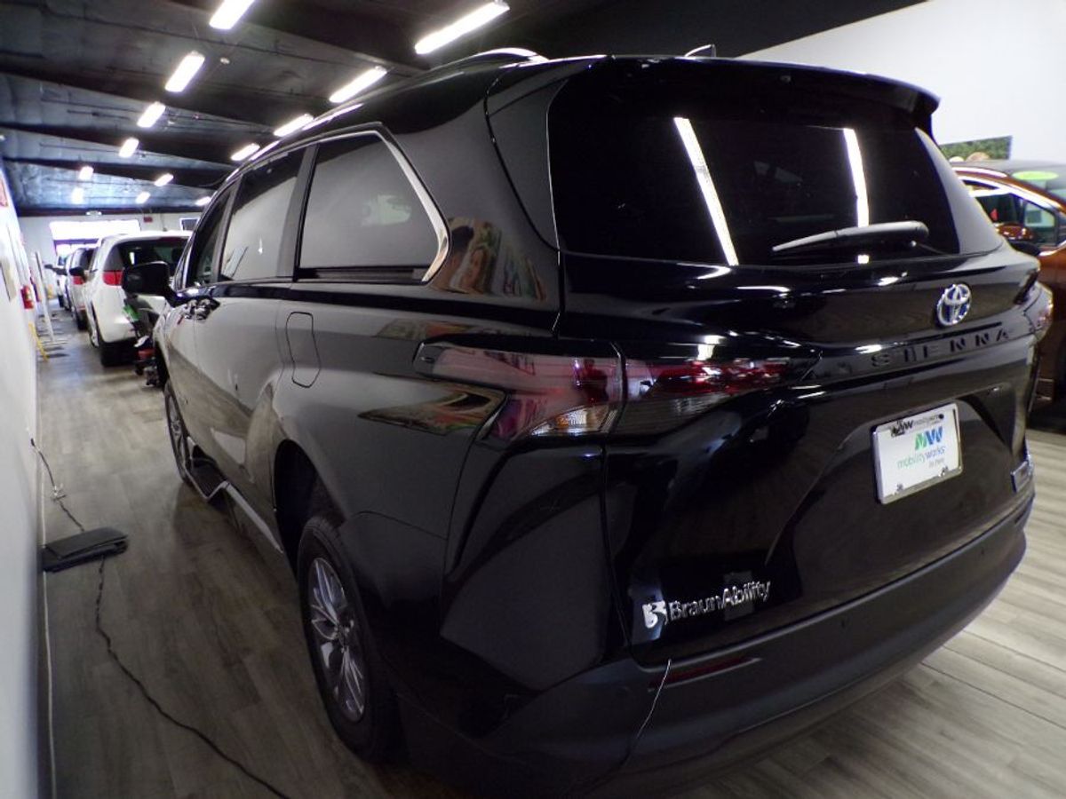 2024 Toyota Sienna XLE - Photo 8