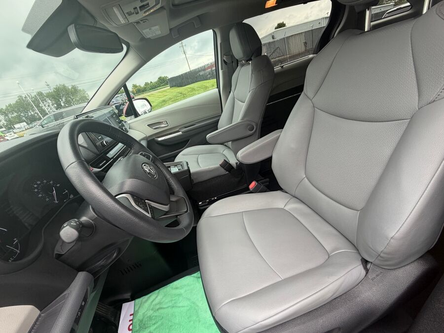 2024 Toyota Sienna XLE - Photo 20