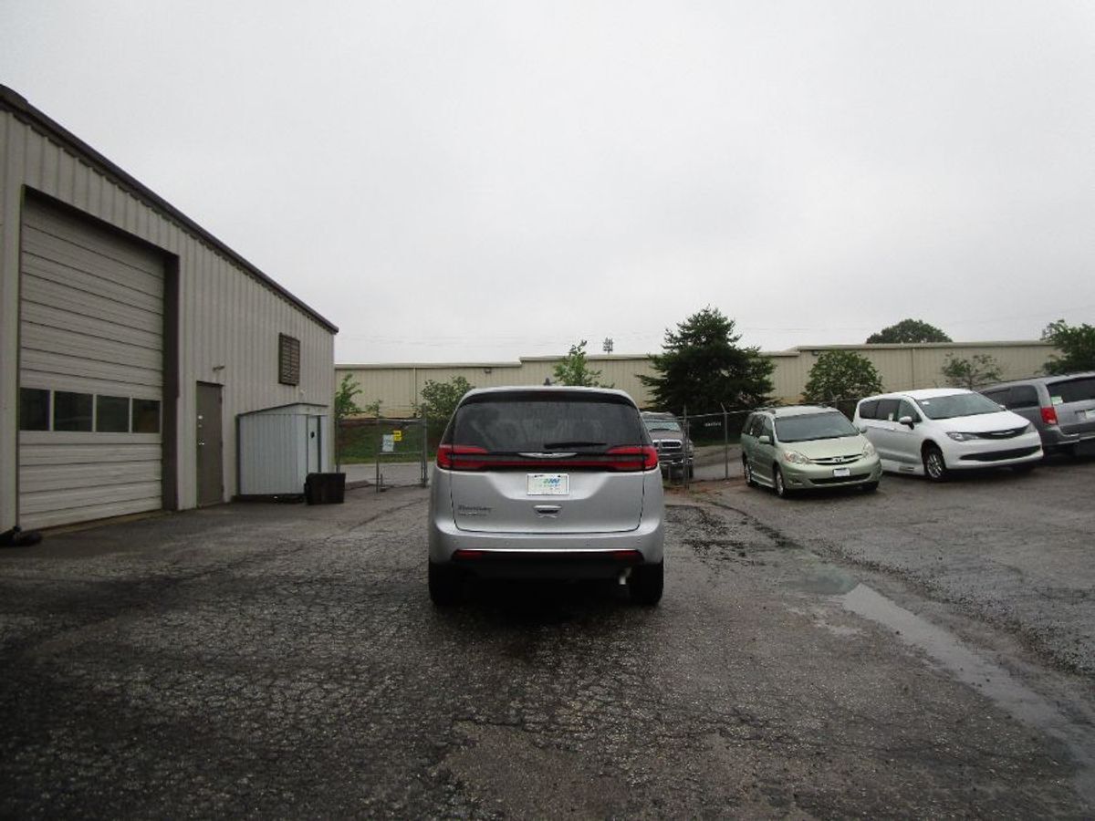2024 Chrysler Pacifica Touring L - Photo 16