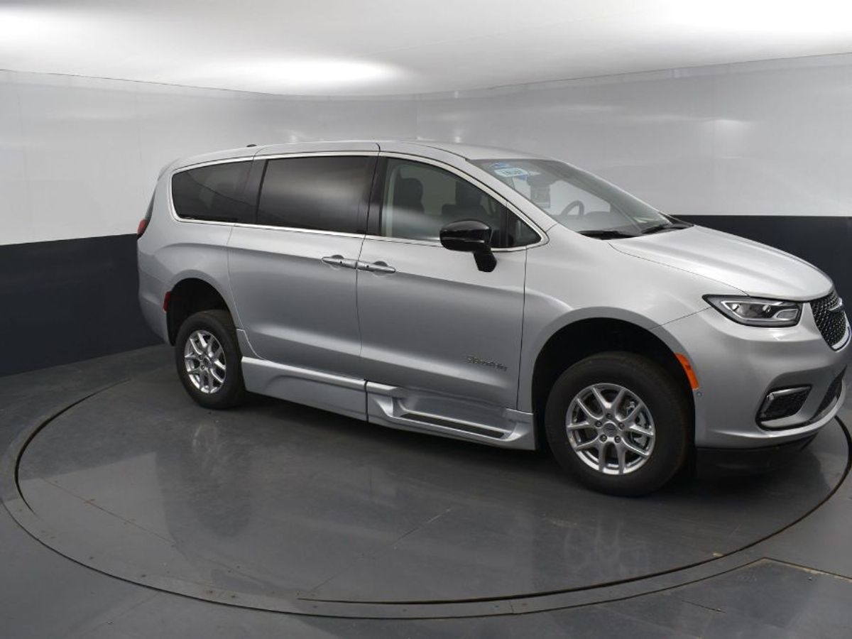 2024 Chrysler Pacifica Touring L - Photo 10