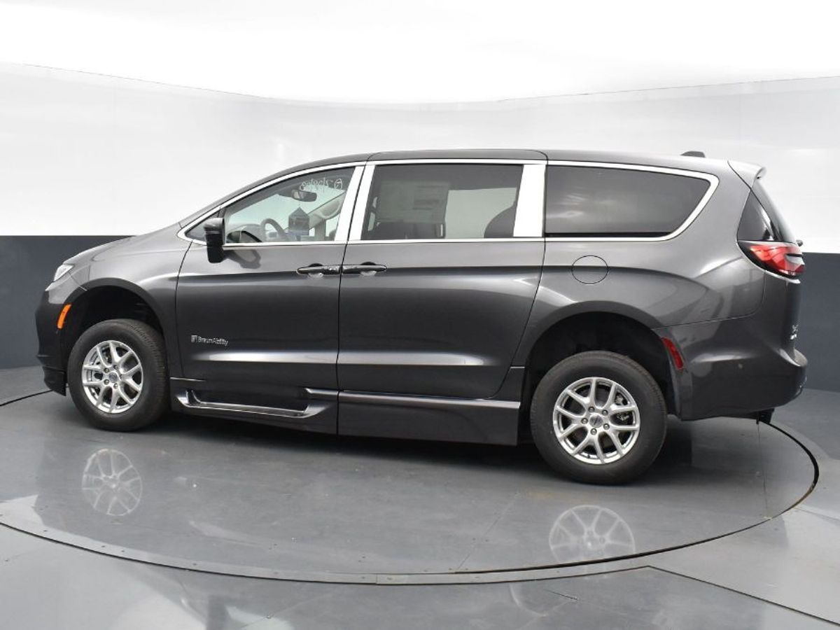 2023 Chrysler Pacifica Touring L - Photo 10
