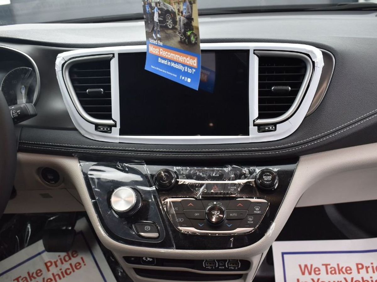 2023 Chrysler Pacifica Touring L - Photo 17