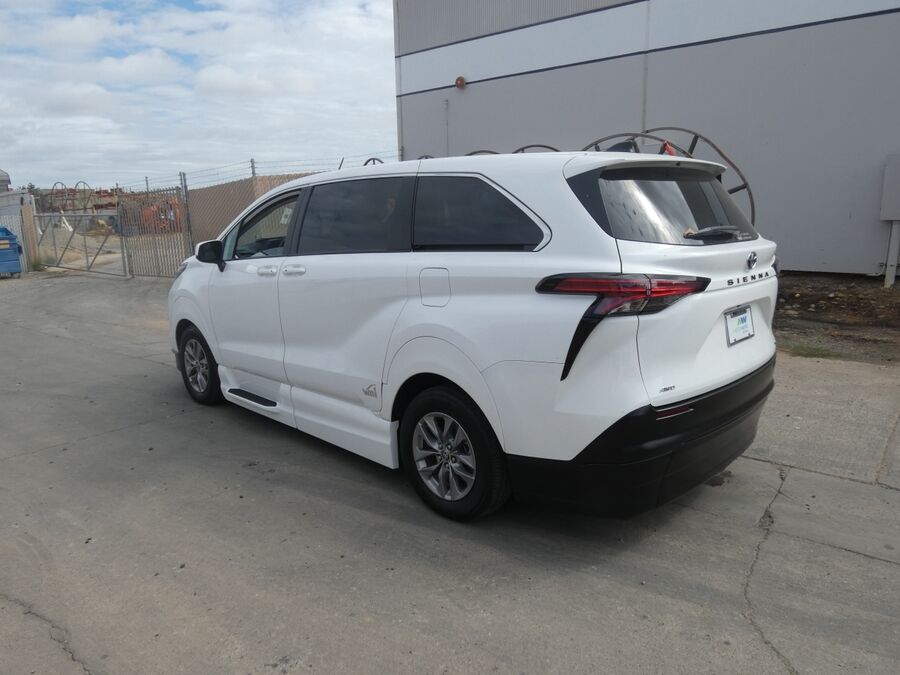 2022 Toyota Sienna LE - Photo 15