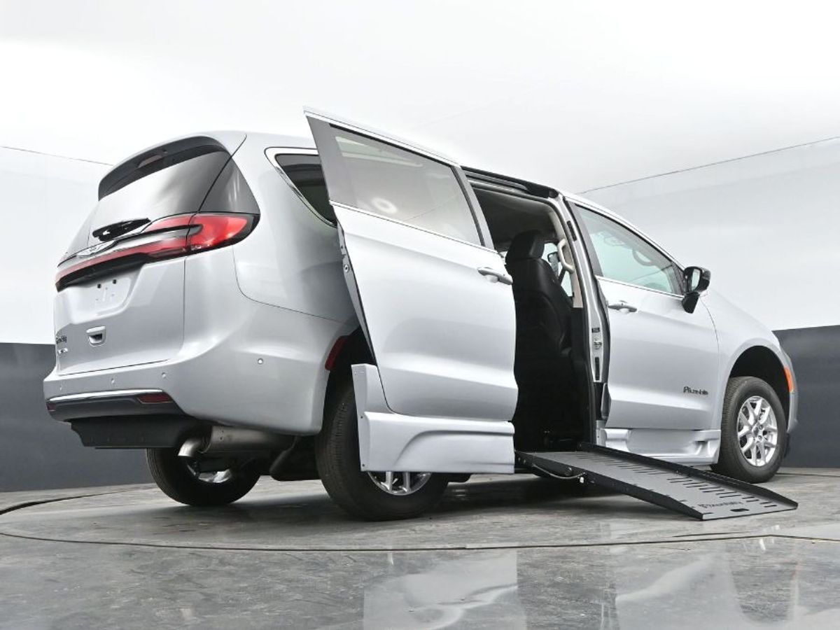 2024 Chrysler Pacifica Touring L - Photo 14