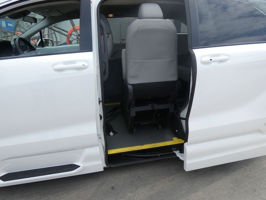2022 Toyota Sienna LE - Photo 18