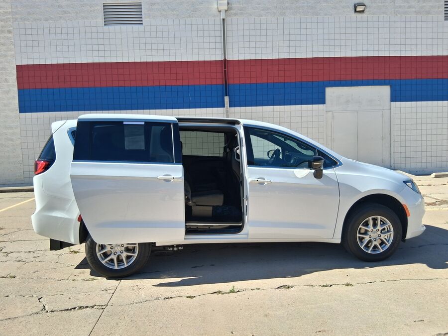 2026 Chrysler Voyager LX - Photo 7
