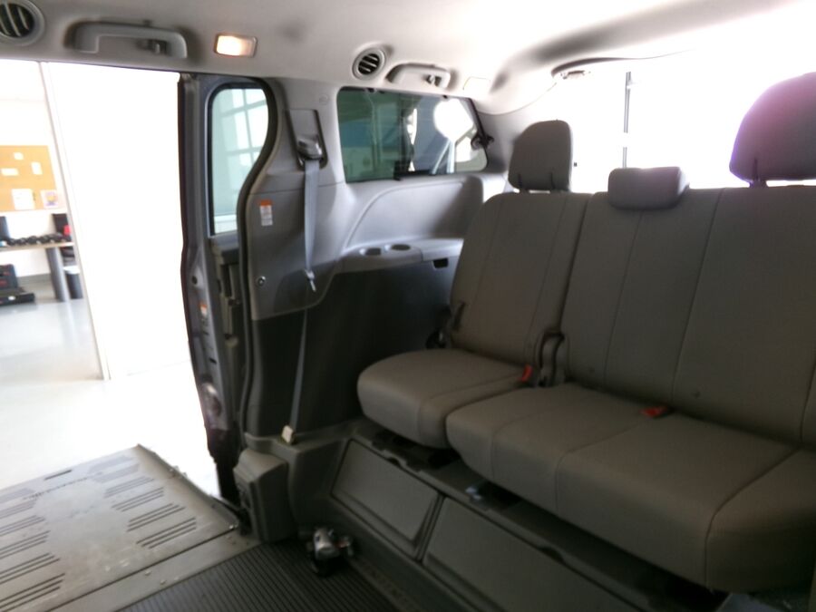 2015 Toyota Sienna XLE - Photo 11