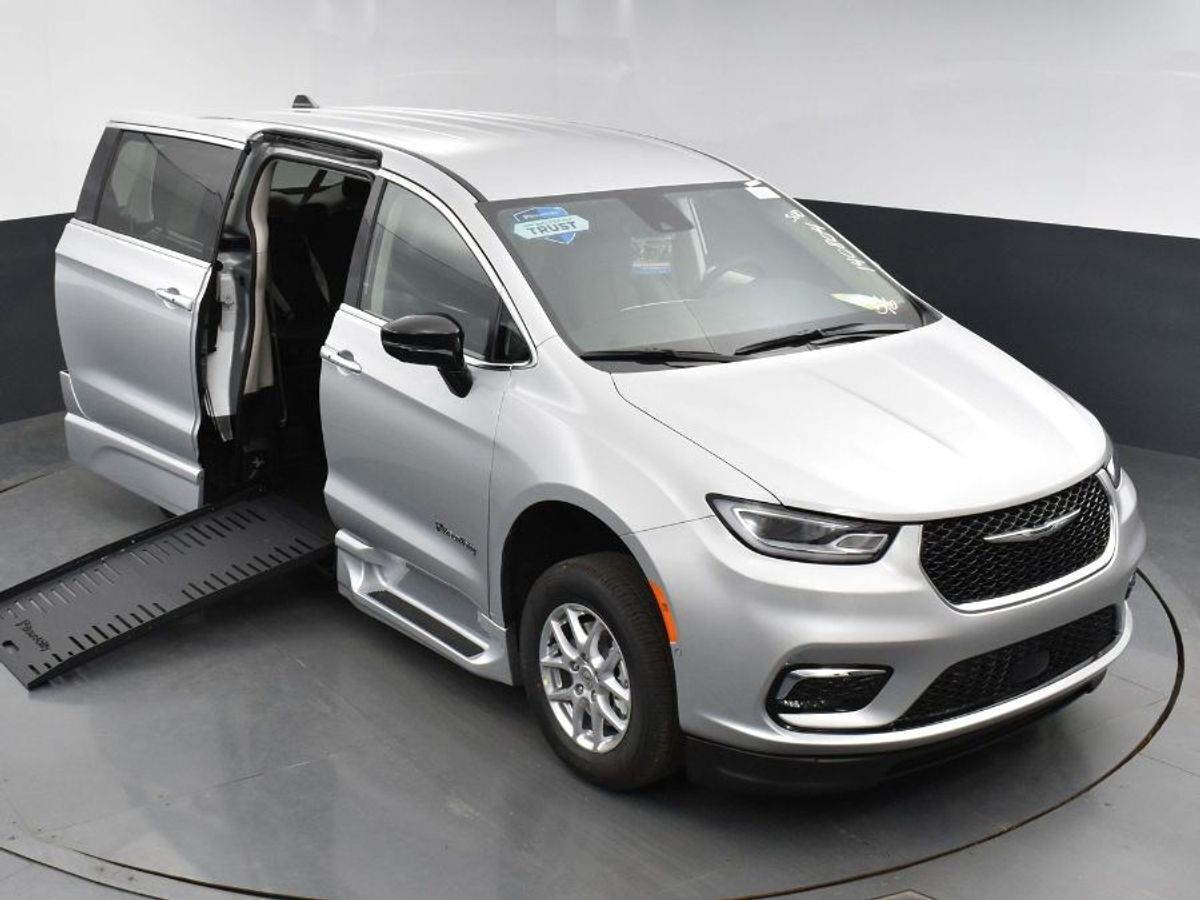 2024 Chrysler Pacifica Touring L - Photo 15