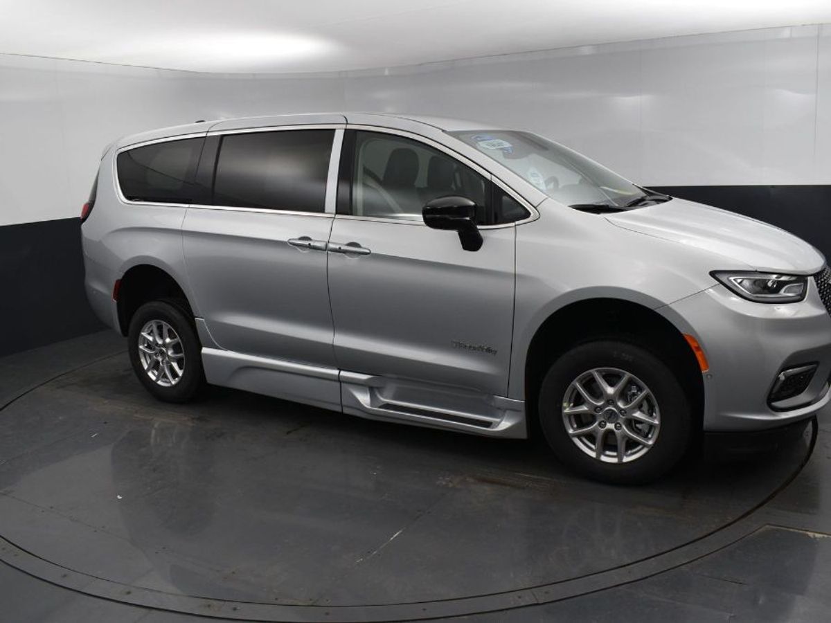 2024 Chrysler Pacifica Touring L - Photo 12