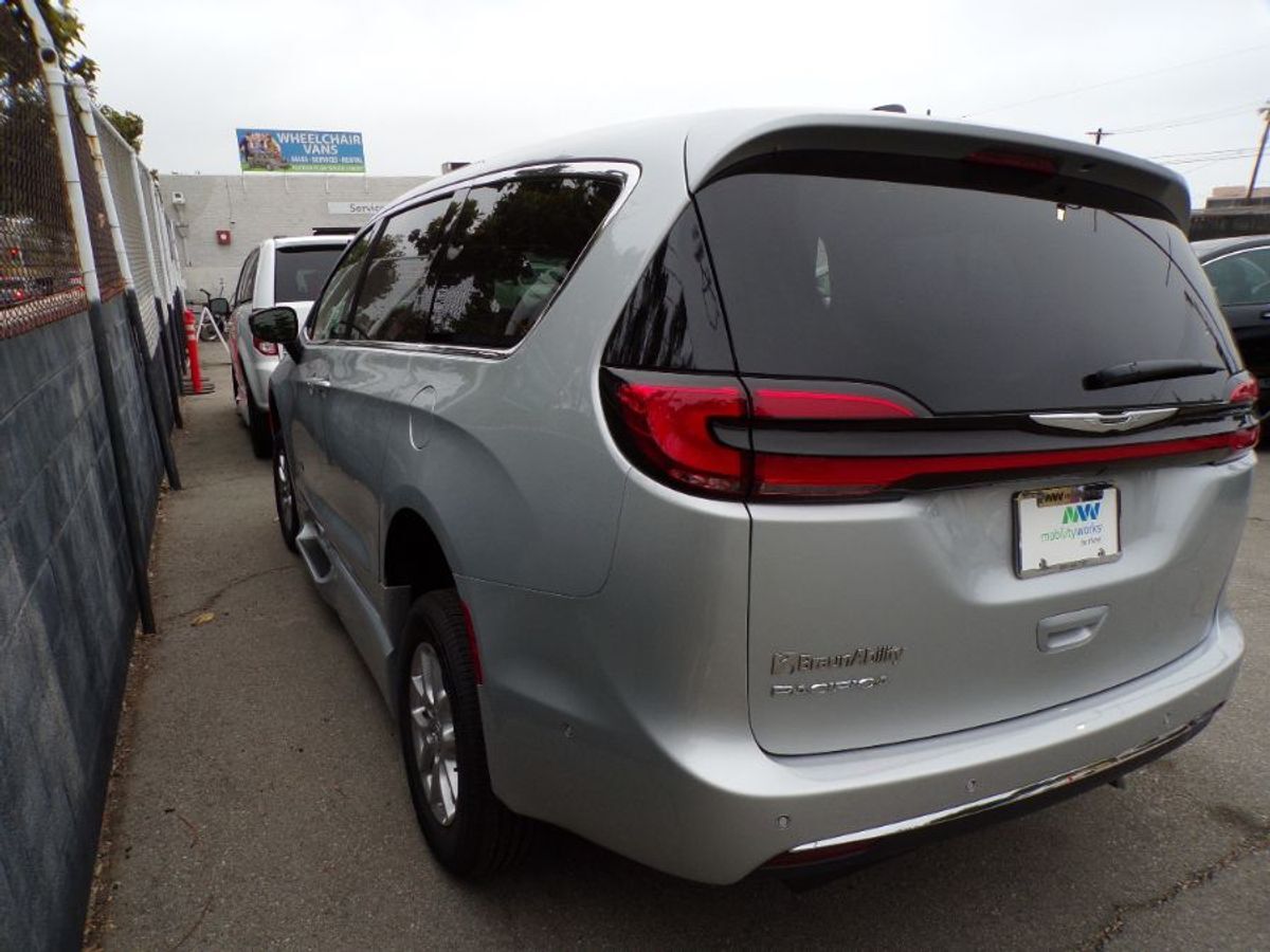 2024 Chrysler Pacifica Touring L - Photo 6