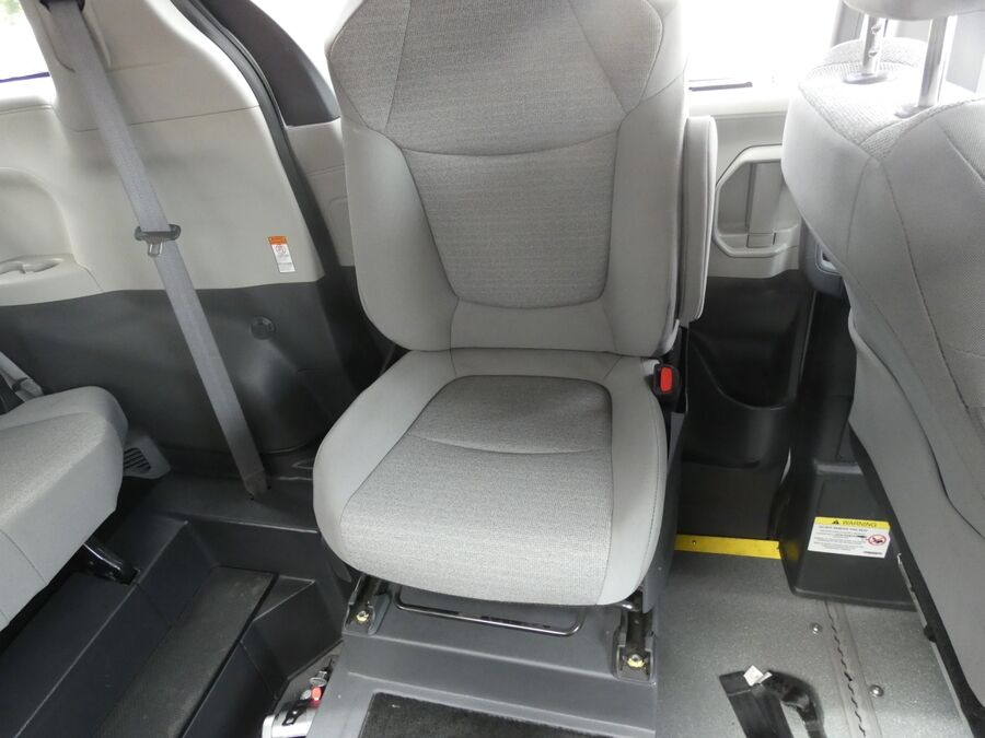2022 Toyota Sienna LE - Photo 7