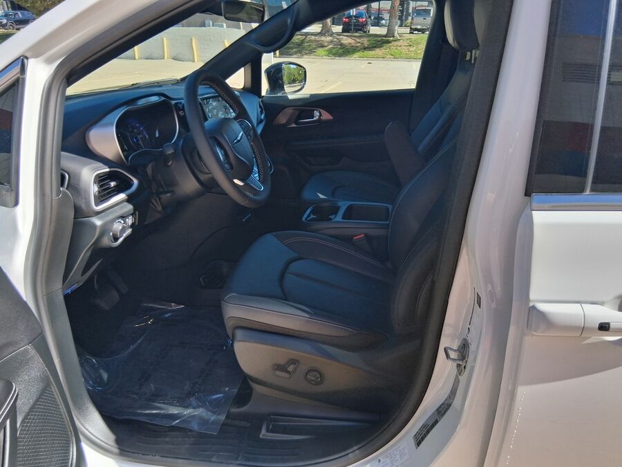 2026 Chrysler Voyager LX - Photo 21