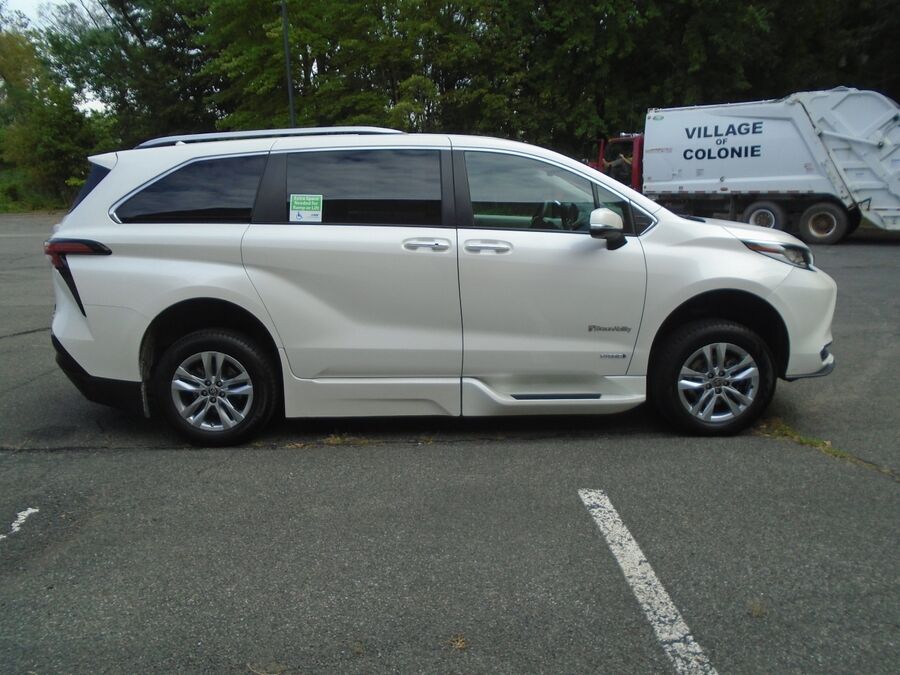 2021 Toyota Sienna Limited - Photo 10