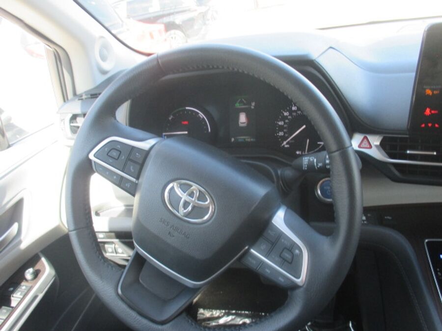 2024 Toyota Sienna XLE - Photo 9