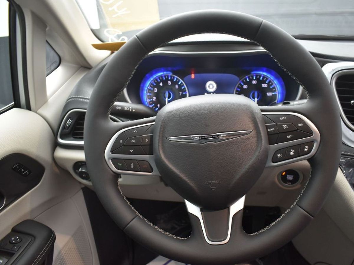 2024 Chrysler Pacifica Touring L - Photo 9