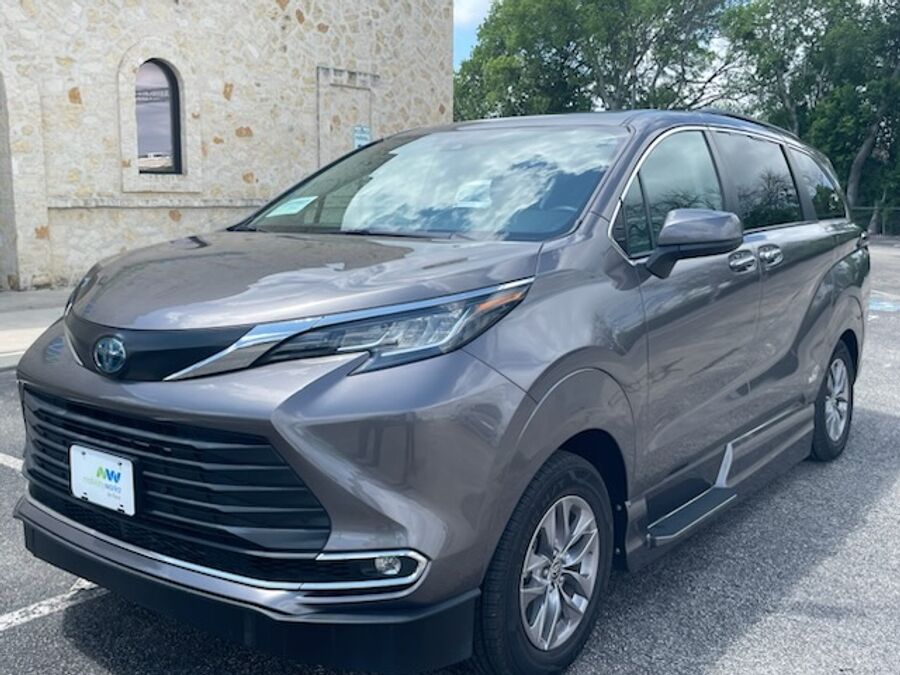 2022 Toyota Sienna XLE - Photo 6