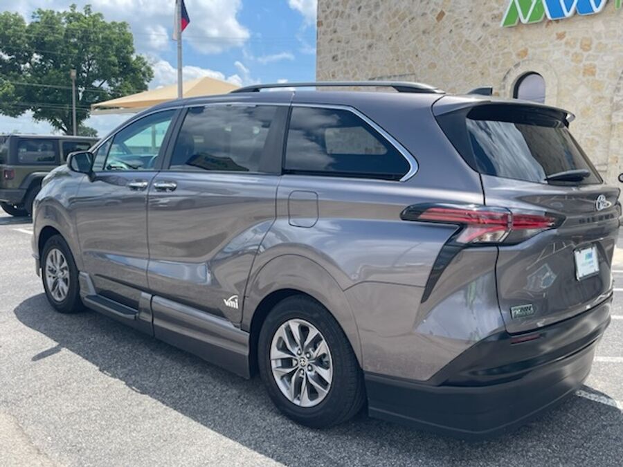 2022 Toyota Sienna XLE - Photo 8