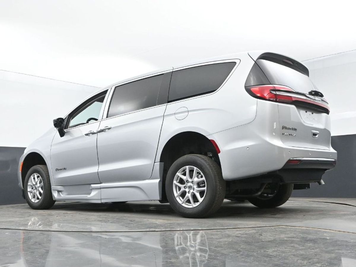 2024 Chrysler Pacifica Touring L - Photo 13