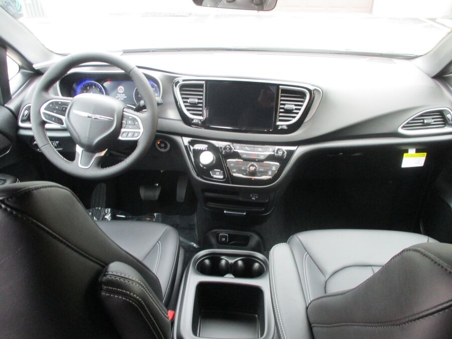 2026 Chrysler Voyager LX - Photo 6
