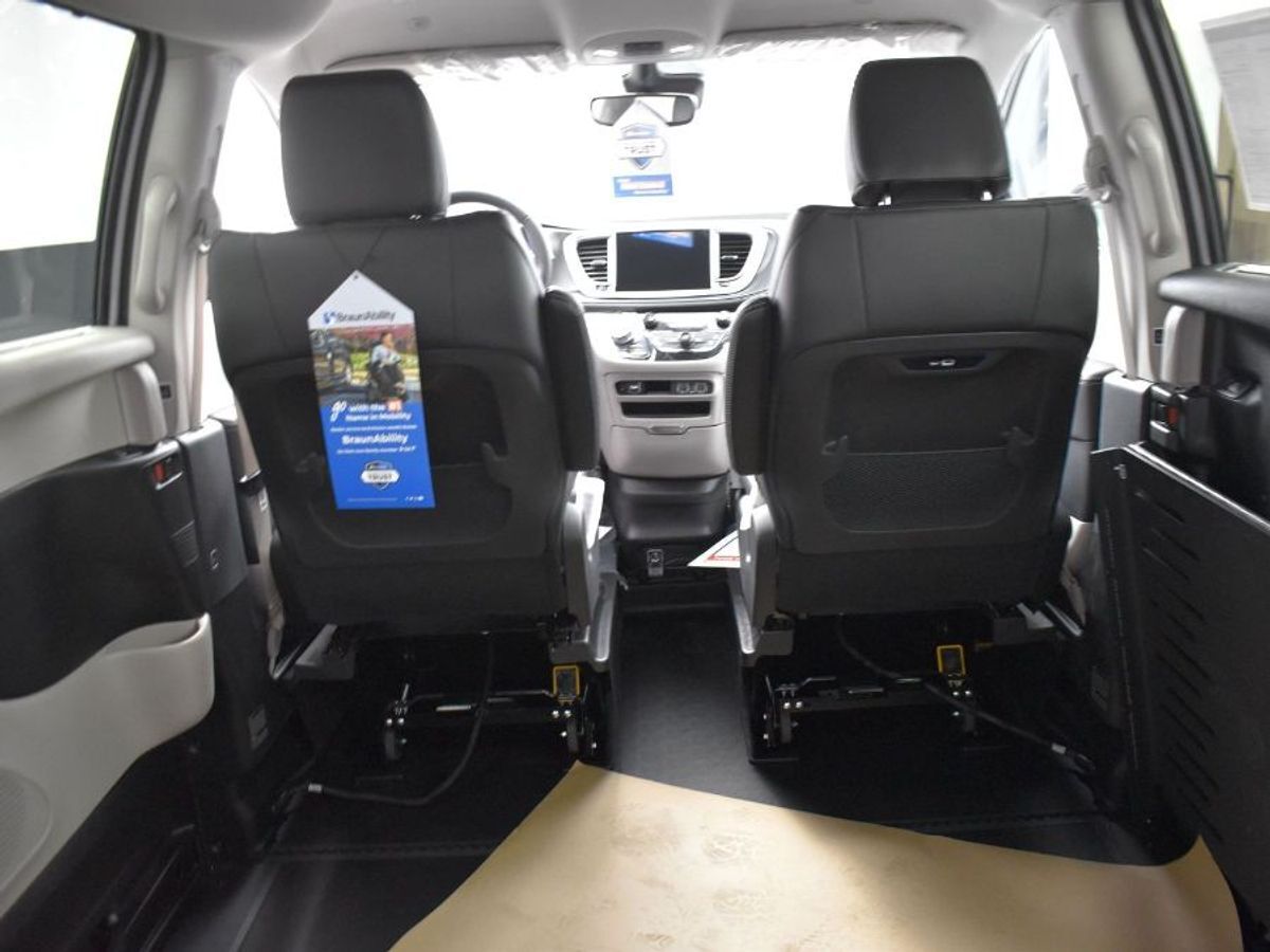 2024 Chrysler Pacifica Touring L - Photo 8