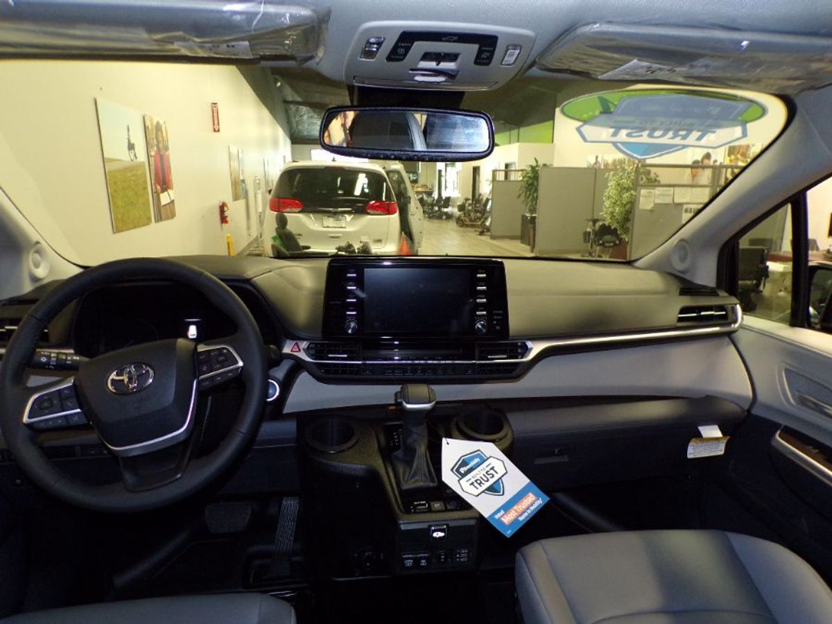 2024 Toyota Sienna XLE - Photo 12