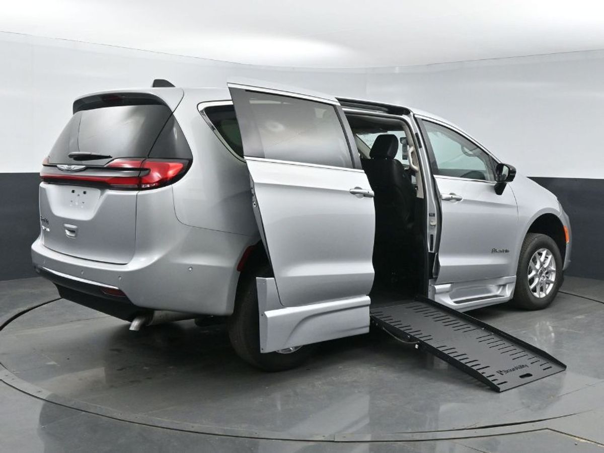 2024 Chrysler Pacifica Touring L - Photo 25