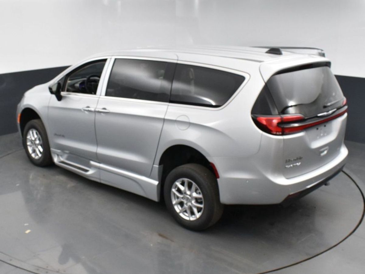 2024 Chrysler Pacifica Touring L - Photo 17