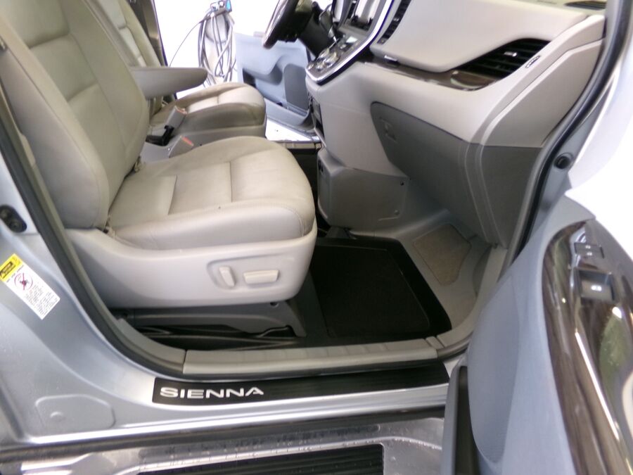 2015 Toyota Sienna XLE - Photo 9