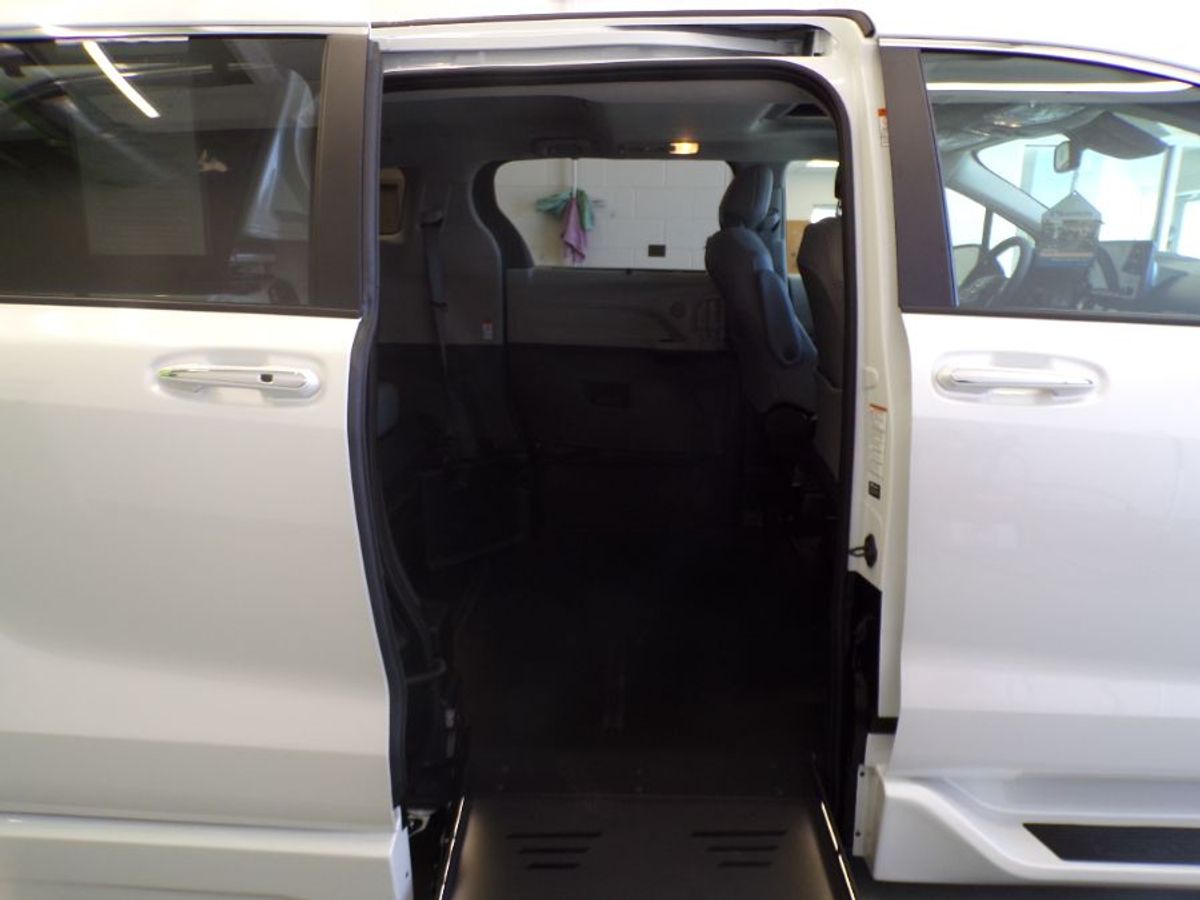2024 Toyota Sienna XLE - Photo 11