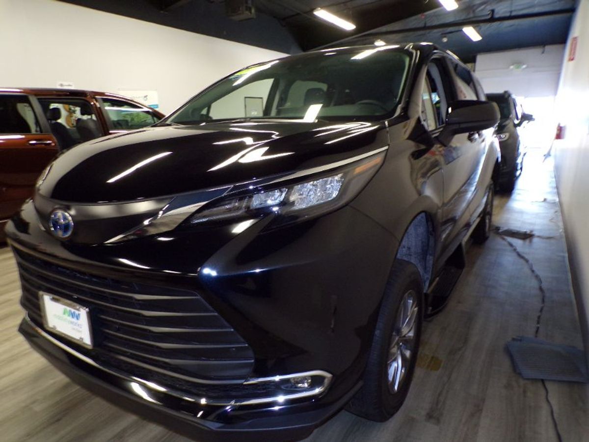 2024 Toyota Sienna XLE - Photo 9