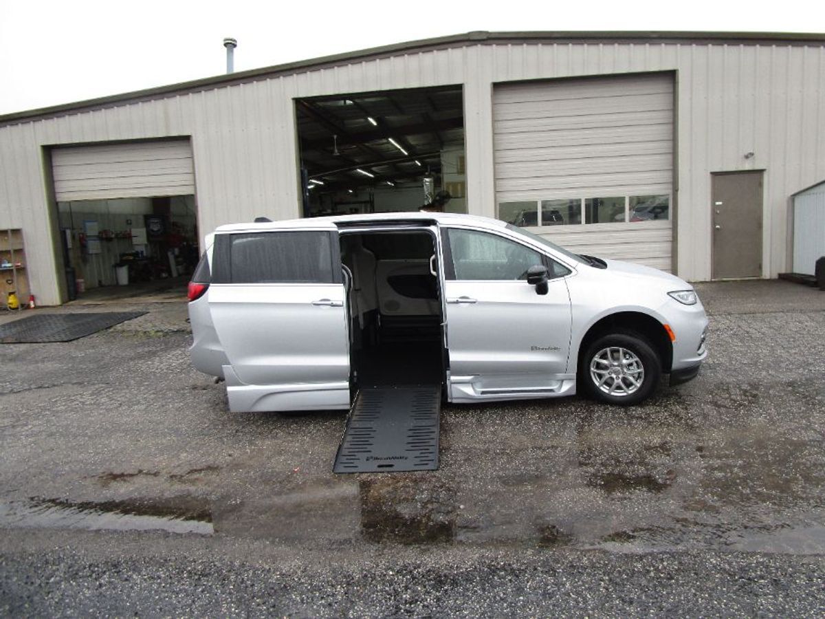 2024 Chrysler Pacifica Touring L - Photo 14
