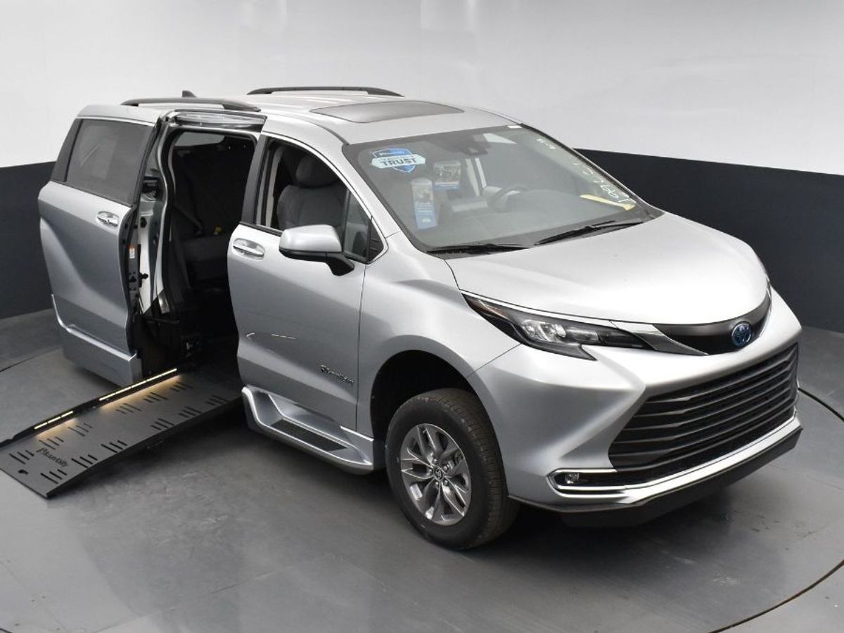 2024 Toyota Sienna XLE - Photo 12
