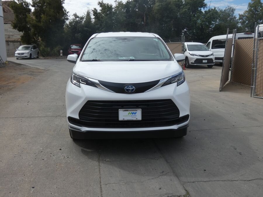 2022 Toyota Sienna LE - Photo 12