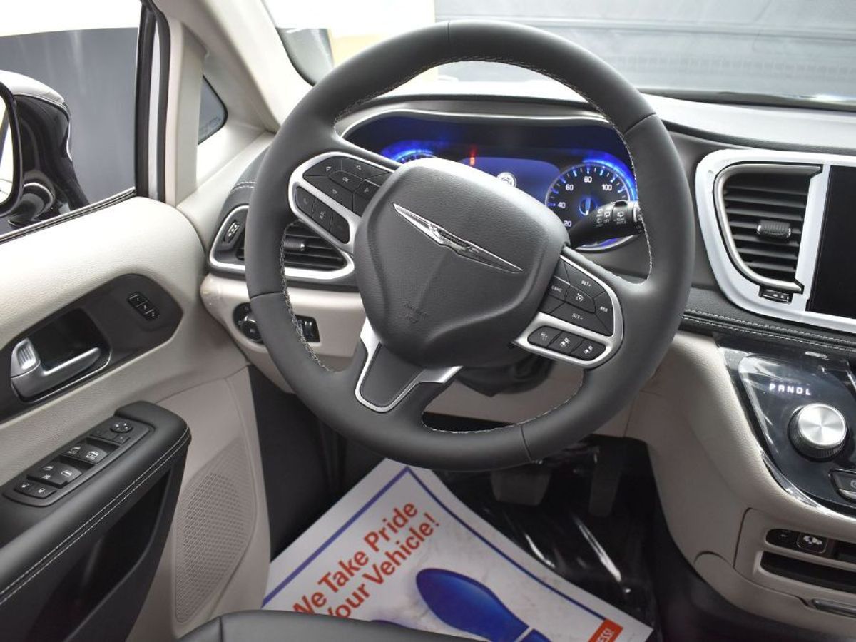 2024 Chrysler Pacifica Touring L - Photo 6