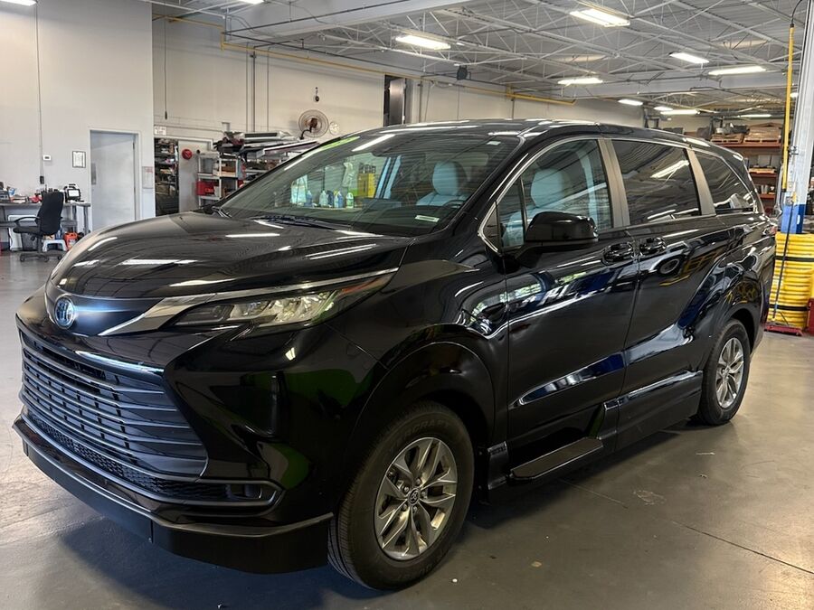 2022 Toyota Sienna LE - Photo 3