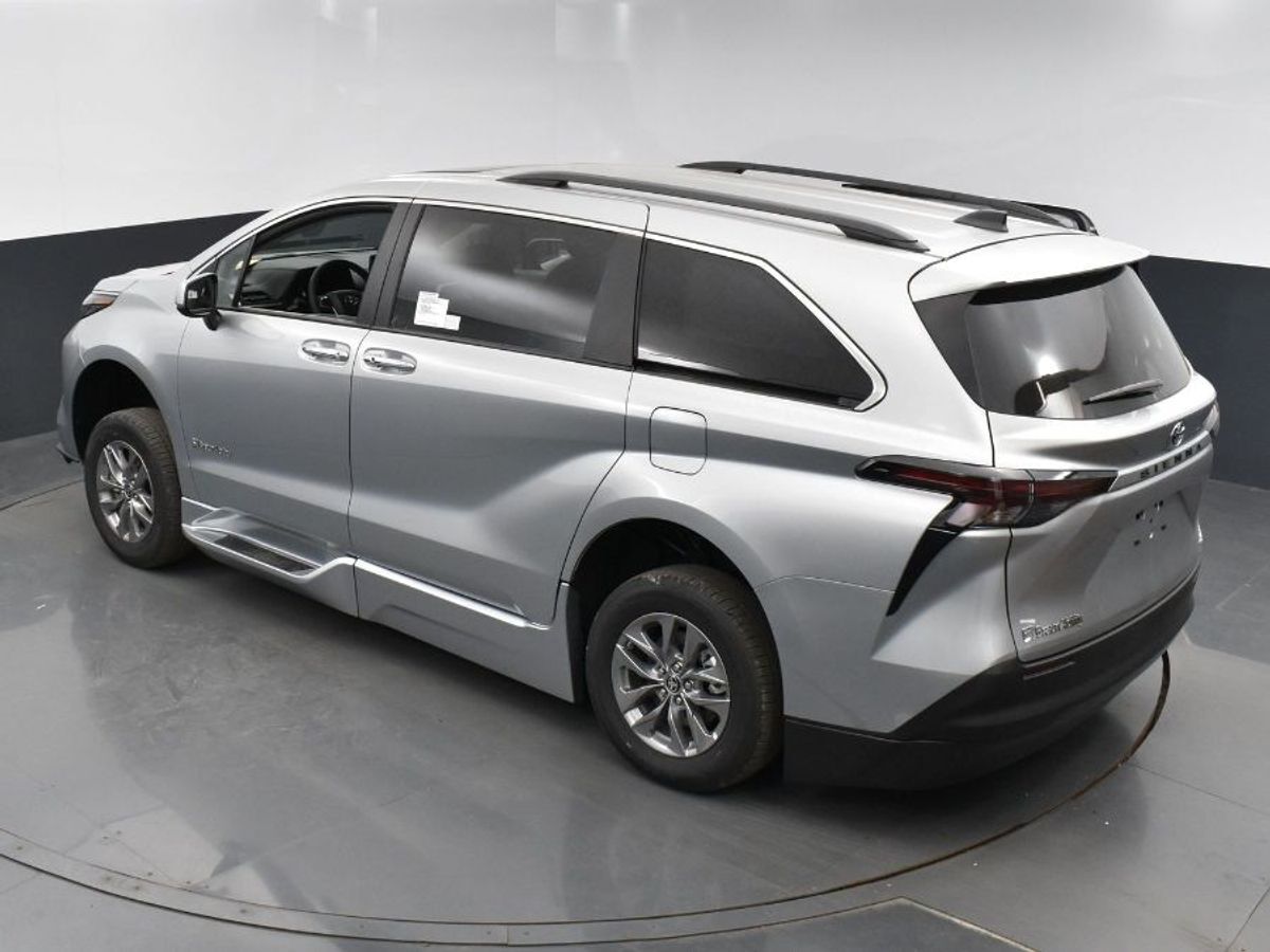 2024 Toyota Sienna XLE - Photo 14