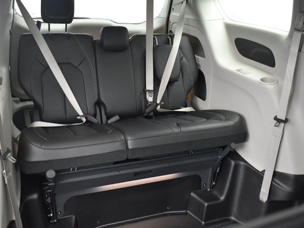 2023 Chrysler Pacifica Touring L - Photo 16