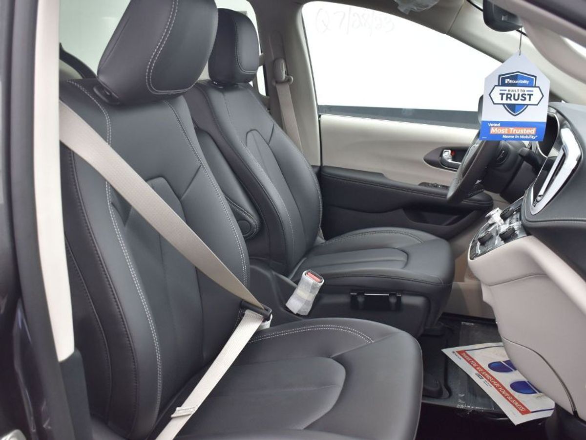 2023 Chrysler Pacifica Touring L - Photo 14