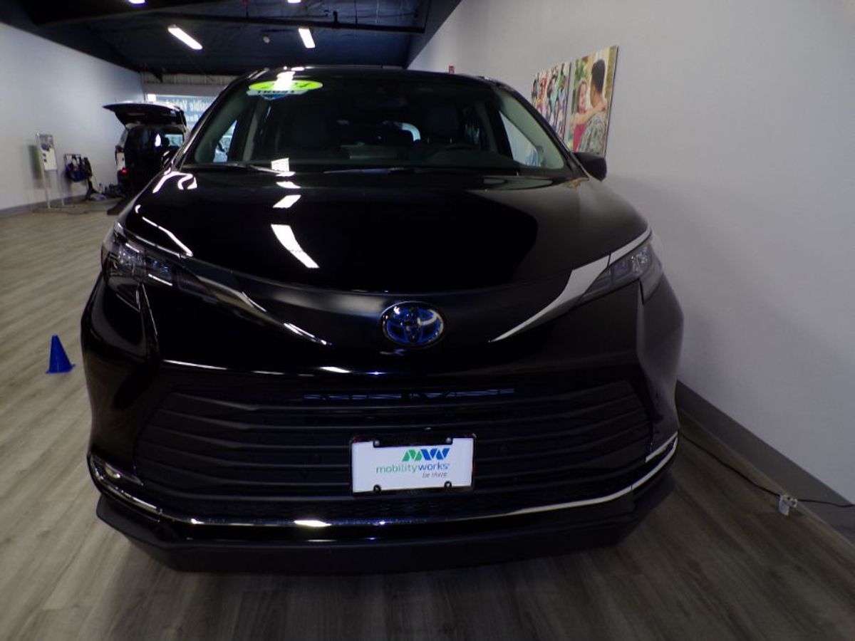 2024 Toyota Sienna XLE - Photo 13