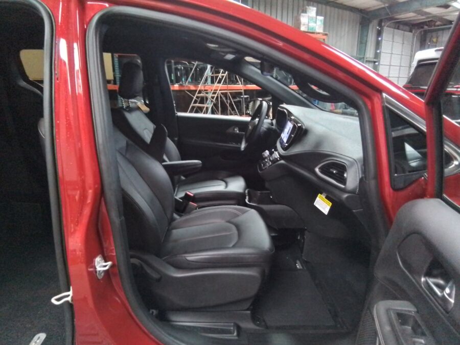 2026 Chrysler Pacifica Select - Photo 16