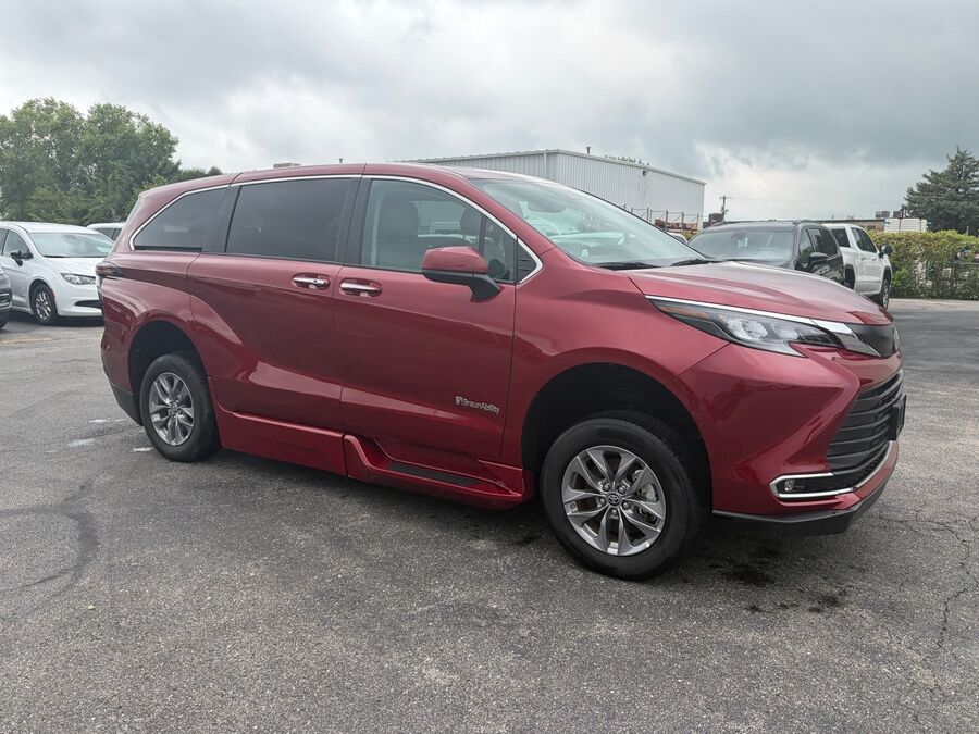 2024 Toyota Sienna XLE - Photo 13